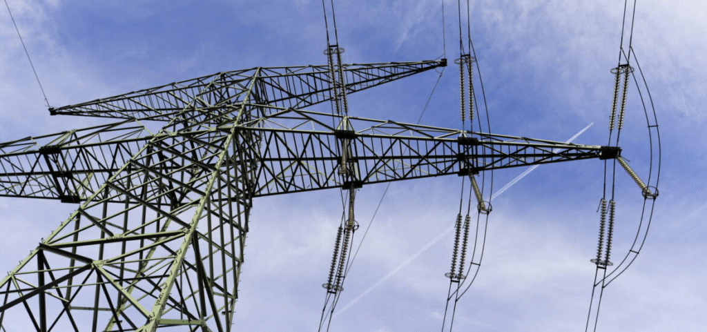 La svolta “pragmatica” del governo: più carbone ora, più nucleare domani. Meno transizione, più regressione